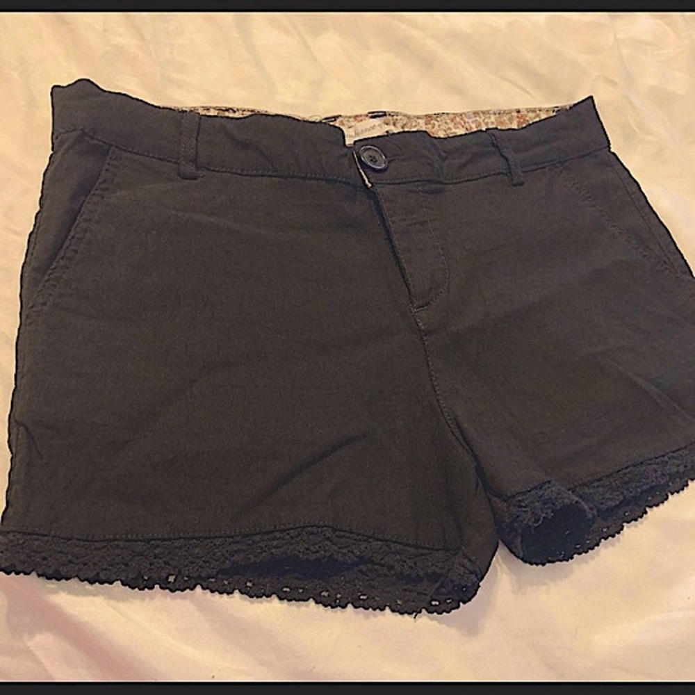 Black shorts w/detailed around leg opening ladies large equivalent to a 8